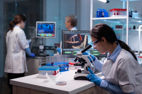 biochemist-scientists-studying-reaction-of-virus-o-2021-08-31-00-30-17-utc